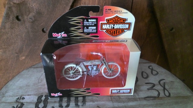 Maisto 1:18 Scale Diecast Series 22 Harley Davidson Motorcycle for sale