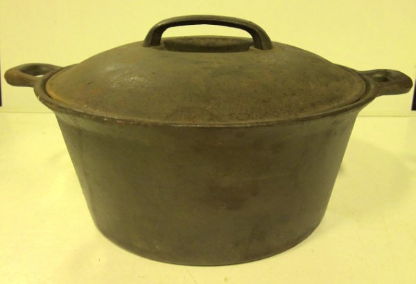 4 Qt Taiwan Cast Iron Dutch Oven for sale