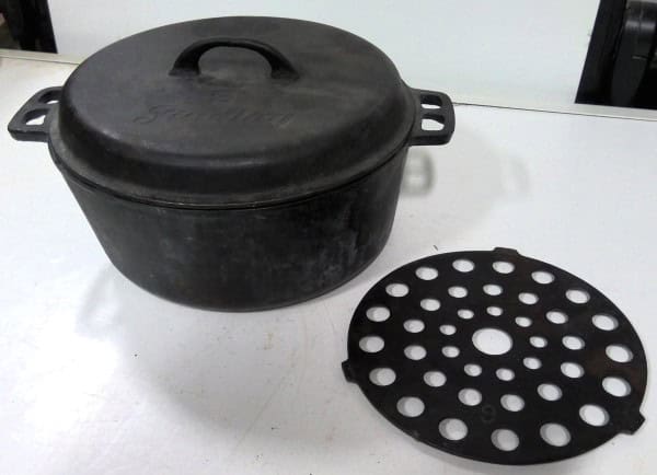 Vintage Findlay #9 Cast Iron Dutch oven with #9 Trivet for sale